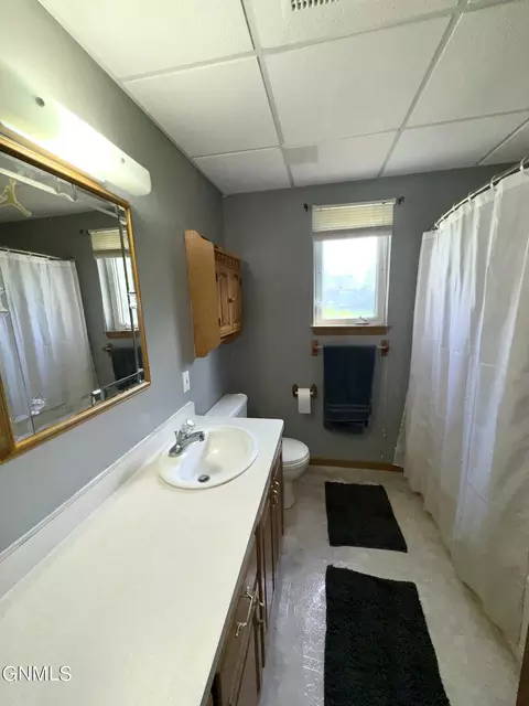 Bath - 580 Zabolotny Dr, Killdeer, ND 58640 photo 2 of 2