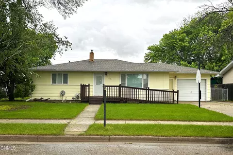 1009 9th Ave NE, Jamestown, ND 58401