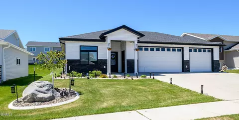 3825 Amari Loop NW, Mandan, ND 58554