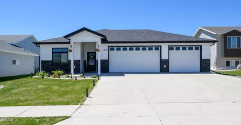 3825 Amari Loop NW, Mandan, ND 58554 photo 4