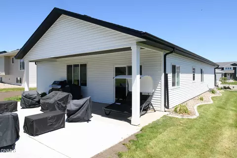 3825 Amari Loop NW, Mandan, ND 58554 photo 2