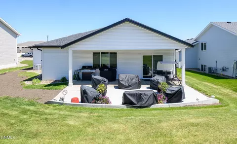 3825 Amari Loop NW, Mandan, ND 58554 photo 3