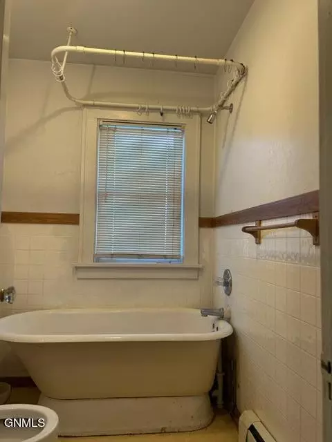 Bath - 618 Main St, Williston, ND 58801 photo 3 of 6