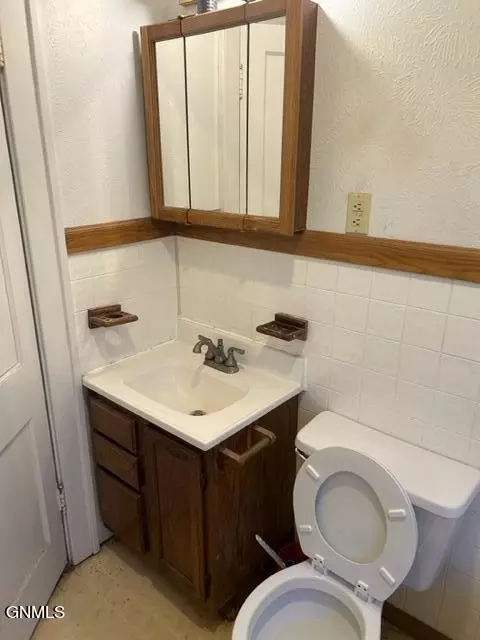 Bath - 618 Main St, Williston, ND 58801 photo 4 of 6