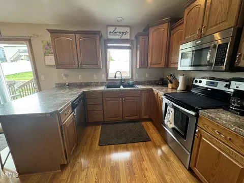 1018 Calvert Dr, Bismarck, ND 58503 photo 12