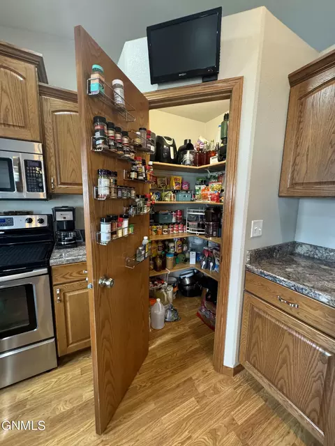 1018 Calvert Dr, Bismarck, ND 58503 photo 13