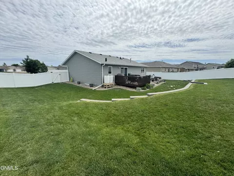 1018 Calvert Dr, Bismarck, ND 58503 photo 46