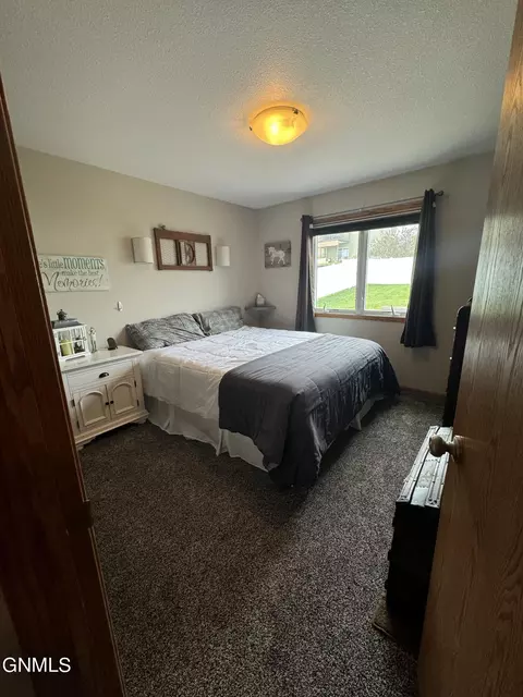 1018 Calvert Dr, Bismarck, ND 58503 photo 26