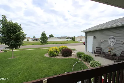 1018 Calvert Dr, Bismarck, ND 58503 photo 5