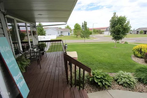 1018 Calvert Dr, Bismarck, ND 58503 photo 4