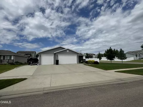 1018 Calvert Dr, Bismarck, ND 58503 photo 3