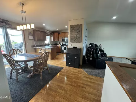 1018 Calvert Dr, Bismarck, ND 58503 photo 10
