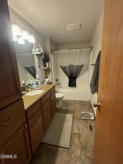 1018 Calvert Dr, Bismarck, ND 58503 photo 18