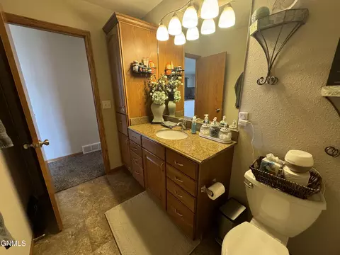 1018 Calvert Dr, Bismarck, ND 58503 photo 17
