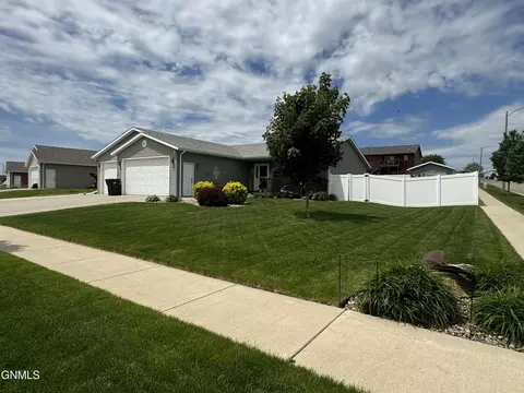 1018 Calvert Dr, Bismarck, ND 58503 photo 2