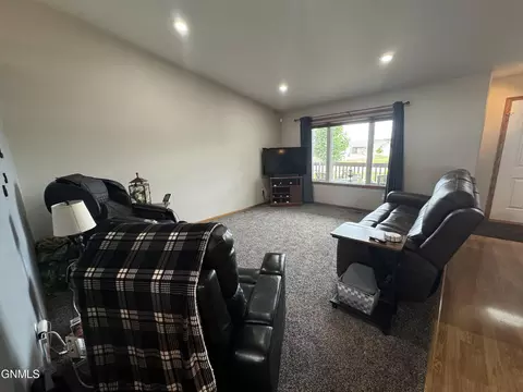 1018 Calvert Dr, Bismarck, ND 58503 photo 9