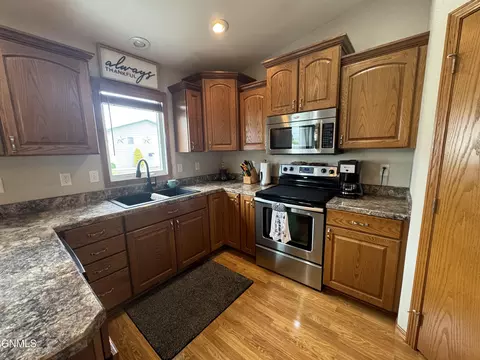1018 Calvert Dr, Bismarck, ND 58503 photo 11