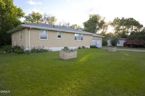 2001 Hwy 1806, Mandan, ND 58554