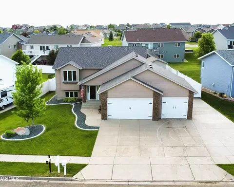 5118 Fountainblue Dr, Bismarck, ND 58503