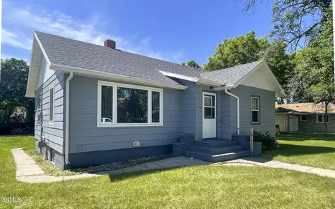 608 2nd St NE, Linton, ND 58552