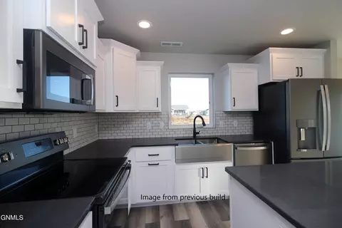 4505 47th St NW, Mandan, ND 58554