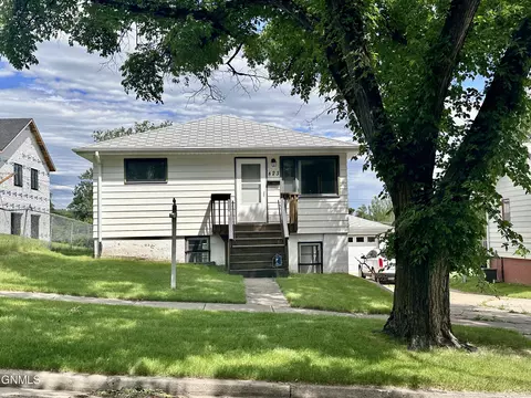 823 N 14th St, Bismarck, ND 58501