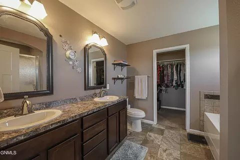 Bath - 5319 Superior Dr, Bismarck, ND 58503 photo 2 of 4