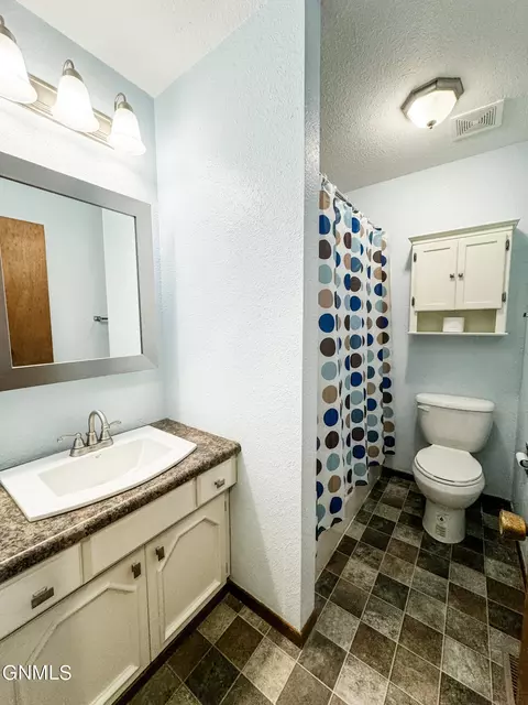 2412 N Main Ct, Williston, ND 58801 photo 15