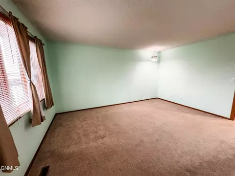 2412 N Main Ct, Williston, ND 58801 photo 19