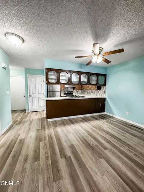 2412 N Main Ct, Williston, ND 58801 photo 5