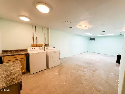 2412 N Main Ct, Williston, ND 58801 photo 23