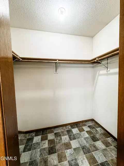 2412 N Main Ct, Williston, ND 58801 photo 21