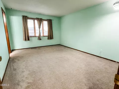 2412 N Main Ct, Williston, ND 58801 photo 17