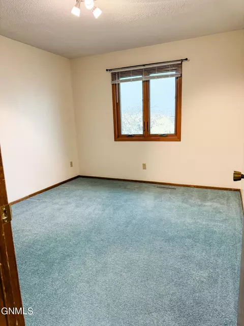 2412 N Main Ct, Williston, ND 58801 photo 18