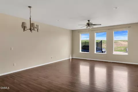 13699 Karen St, Williston, ND 58801 photo 6