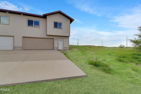 13699 Karen St, Williston, ND 58801 photo 4