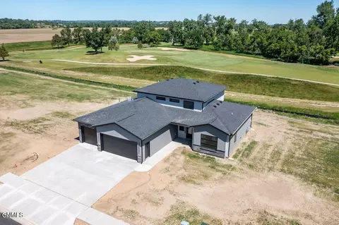 2516 Dutton Cir SE, Mandan, ND 58554