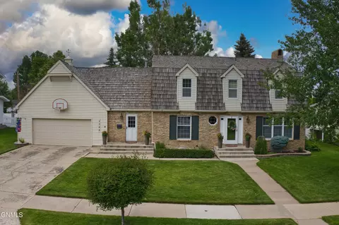 Exterior - 1703 4th Ave E, Williston, ND 58801 photo 17 of 19