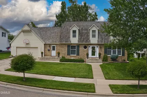 Exterior - 1703 4th Ave E, Williston, ND 58801 photo 18 of 19