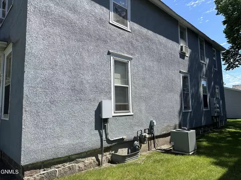 501 3rd Ave SE, Jamestown, ND 58401 photo 2