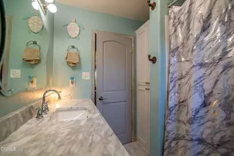 Bath - 60 20th St SW, Dickinson, ND 58601 photo 2 of 2
