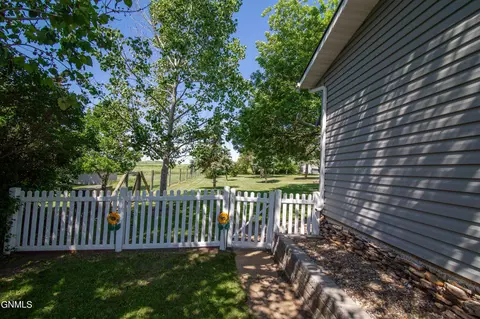 Exterior - 60 20th St SW, Dickinson, ND 58601 photo 4 of 8