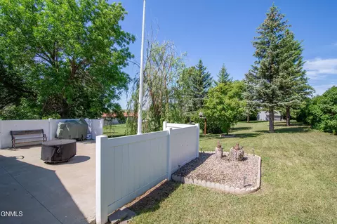 Exterior - 60 20th St SW, Dickinson, ND 58601 photo 7 of 8