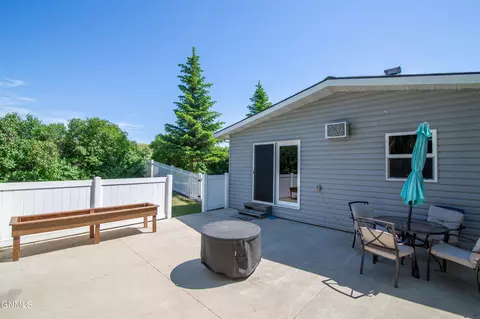 Exterior - 60 20th St SW, Dickinson, ND 58601 photo 1 of 8