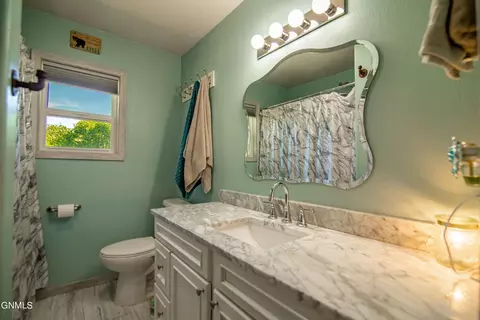 Bath - 60 20th St SW, Dickinson, ND 58601 photo 1 of 2