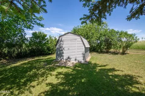 Exterior - 60 20th St SW, Dickinson, ND 58601 photo 6 of 8