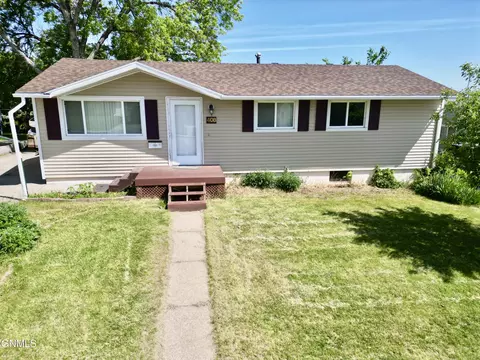 408 12th St NW, Mandan, ND 58554