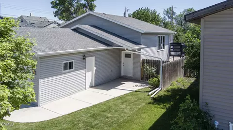 27 4th Ave SE, Dickinson, ND 58601