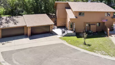 670 4th Ave E, Dickinson, ND 58601 photo 1