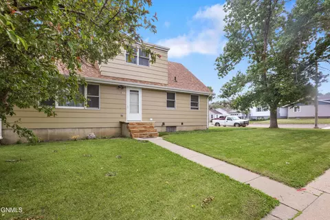 602 11th St E, Williston, ND 58801 photo 4